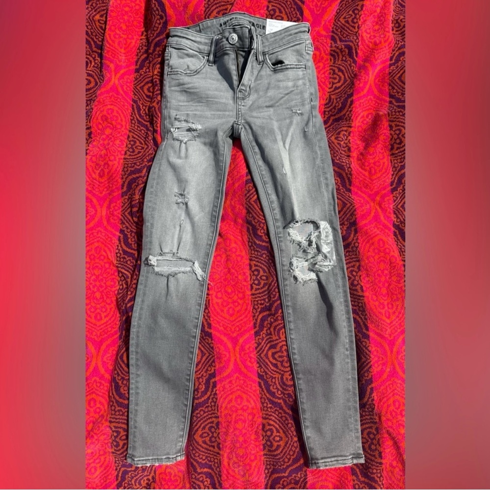 American Eagle Outfitters Gray Skinny Jegging jeans with Distressed Knee
